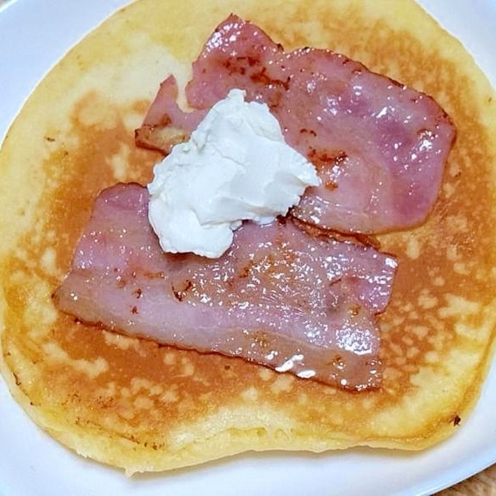 ベーコン&クリームチーズ乗せホットケーキ